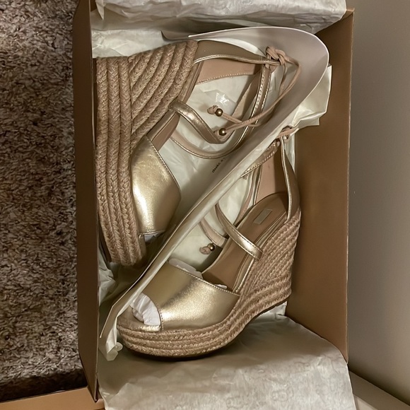 new UGG platforms,spring/summer. Gold metallic,never worn, original box. - Picture 2 of 12